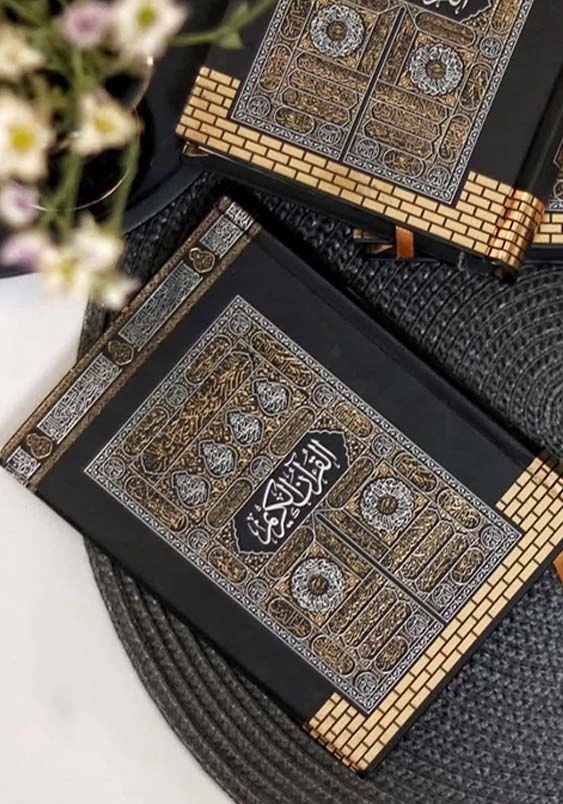 قرآن نیم جیبی بدون ترجمه سلفون طرح کعبه:کاغذ سبک